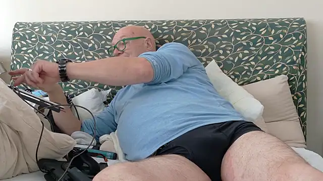 Snapshot of KinkCentral chatting on 05/22/26, 08:10 KinkCentral online show from 05/22/26, 08:10
