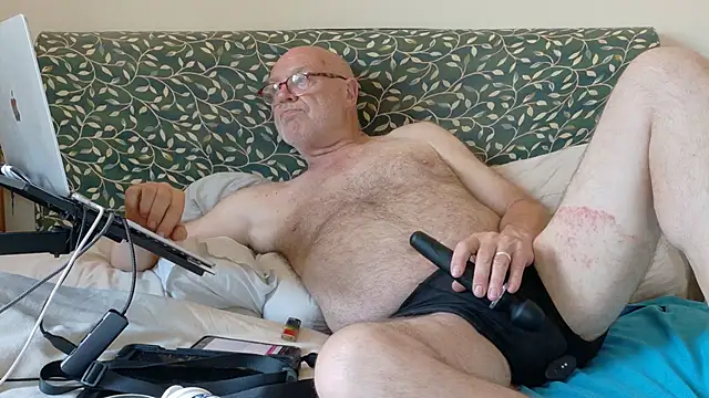 Snapshot of KinkCentral chatting on 06/24/26, 07:35 KinkCentral online show from 06/24/26, 07:35