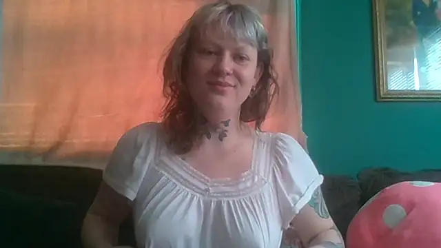 Snapshot of RosieSwitchBitch chatting on 05/06/26, 11:04 RosieSwitchBitch online show from 05/06/26, 11:04