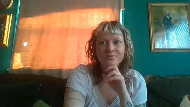 Snapshot of RosieSwitchBitch chatting on 06/05/26, 11:05 RosieSwitchBitch online show from 06/05/26, 11:05