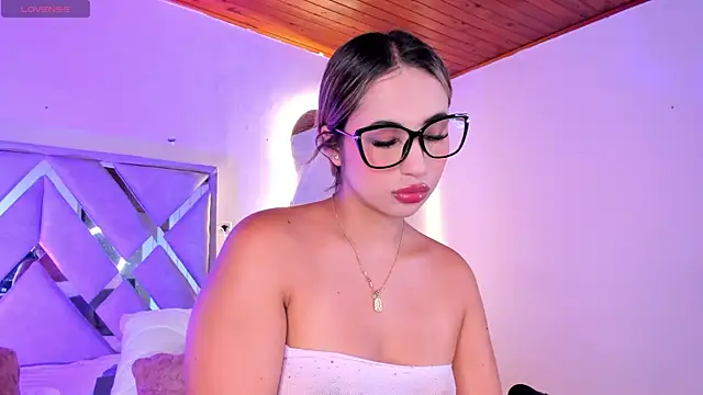 Snapshot of MartinaVizmara_ chatting on 07/11/26, 05:37 MartinaVizmara online show from 07/11/26, 05:37