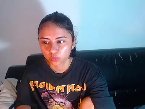 Snapshot of BellaLuxxs chatting on 06/04/26, 11:00 BellaLuxxs online show from 06/04/26, 11:00