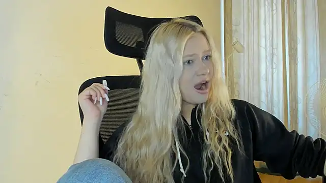 Snapshot of MidnightPoise chatting on 06/15/26, 05:09 MidnightPoise online show from 06/15/26, 05:09