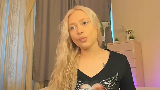 Snapshot of MidnightPoise chatting on 06/26/26, 05:23 MidnightPoise online show from 06/26/26, 05:23