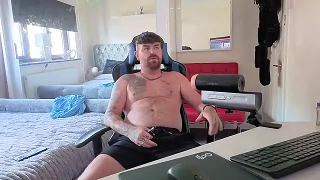 Snapshot of Naughtybihubbyxx chatting on 07/03/26, 08:43 Naughtybihubbyxx online show from 07/03/26, 08:43
