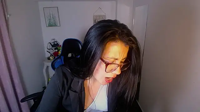 Snapshot of Valeri_bj chatting on 06/12/26, 08:41 Valeri bj online show from 06/12/26, 08:41