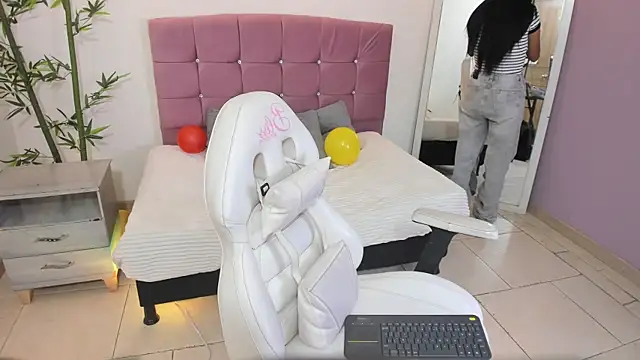 Snapshot of Hinaa_XXX chatting on 07/15/26, 08:03 Hinaa XXX online show from 07/15/26, 08:03