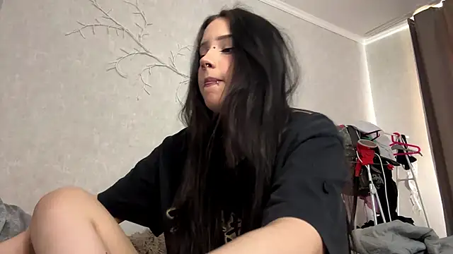 Snapshot of LouisePavlides chatting on 05/15/26, 12:45 LouisePavlides online show from 05/15/26, 12:45
