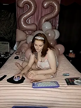 Snapshot of lolarae_xx chatting on 06/14/26, 05:04 lolarae xx online show from 06/14/26, 05:04