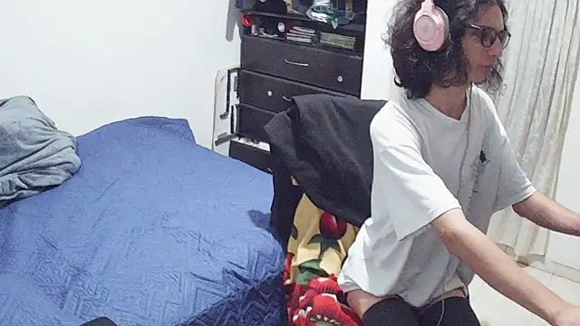 hxxyro1 online show from 04/28/26, 04:06