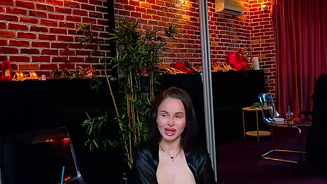 Snapshot of HannahIsabellee chatting on 06/13/26, 12:14 HannahIsabellee online show from 06/13/26, 12:14