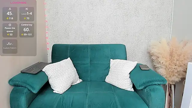 Snapshot of paolarey chatting on 02/19/25, 11:06 paolarey online show from 02/19/25, 11:06