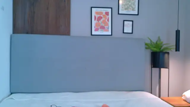 Snapshot of ZoeyPetit chatting on 07/19/26, 12:53 ZoeyPetit online show from 07/19/26, 12:53
