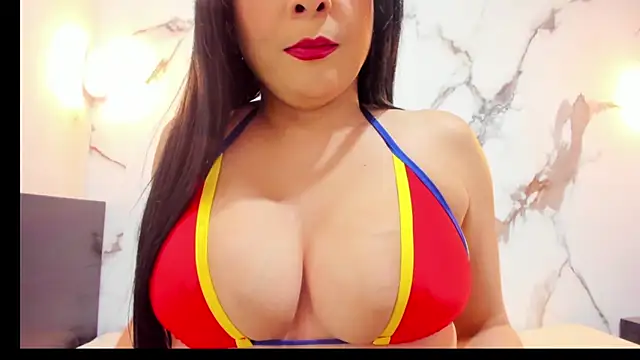Snapshot of LauraCollinss chatting on 06/17/26, 04:26 LauraCollinss online show from 06/17/26, 04:26