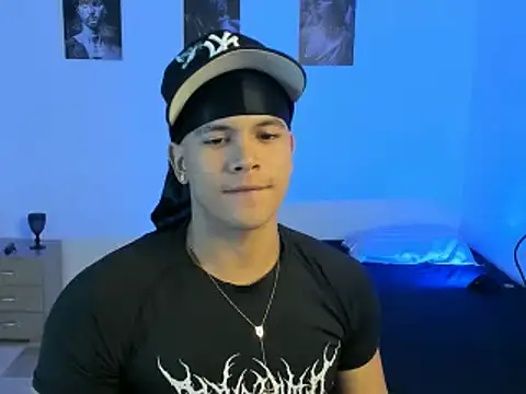 Snapshot of sant_wahlberg chatting on 06/10/26, 11:24 sant wahlberg online show from 06/10/26, 11:24