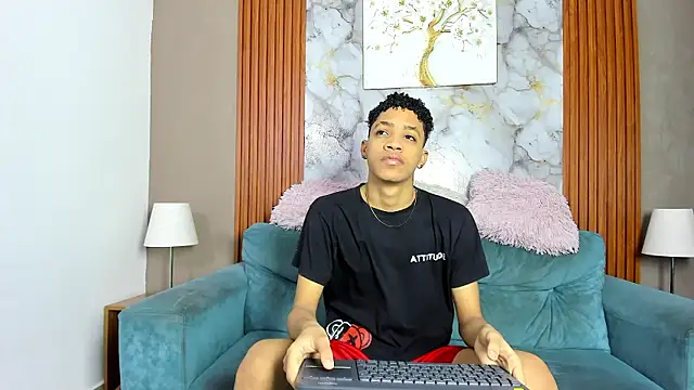 LOVE GUYS1 online show from 05/20/26, 01:17