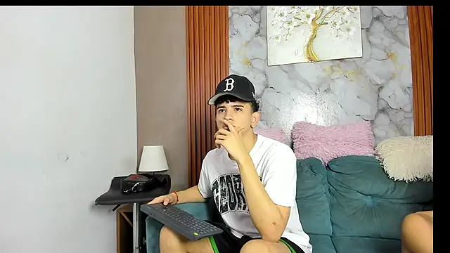 LOVE GUYS1 online show from 06/12/26, 01:21