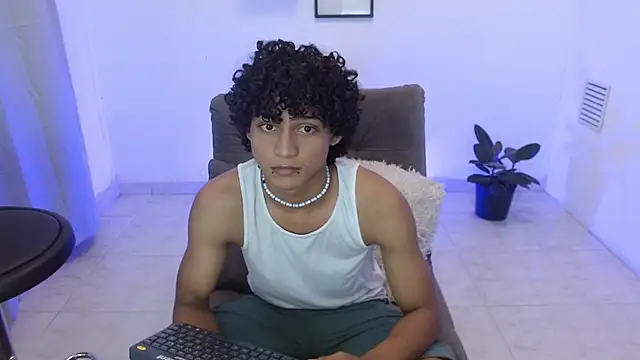 Snapshot of hades_derox_ chatting on 05/09/26, 01:33 hades derox online show from 05/09/26, 01:33