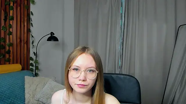 Snapshot of FloraLarsson chatting on 05/14/26, 03:35 FloraLarsson online show from 05/14/26, 03:35