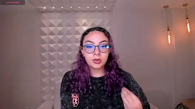Snapshot of LoiseHarper chatting on 06/15/26, 12:02 LoiseHarper online show from 06/15/26, 12:02