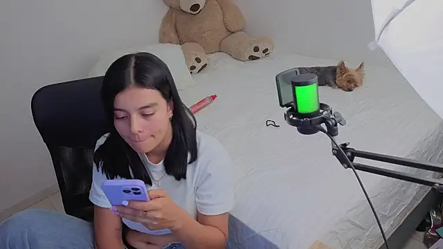 Snapshot of valerihouse_ chatting on 07/19/26, 01:42 valerihouse online show from 07/19/26, 01:42