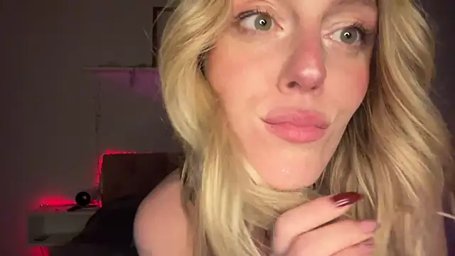 Snapshot of sweetemma_x chatting on 06/26/26, 02:05 sweetemma x online show from 06/26/26, 02:05