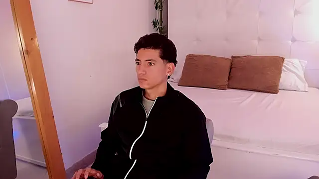 Snapshot of Alejo-and-Thiago chatting on 06/08/26, 01:11 Alejo-and-Thiago online show from 06/08/26, 01:11