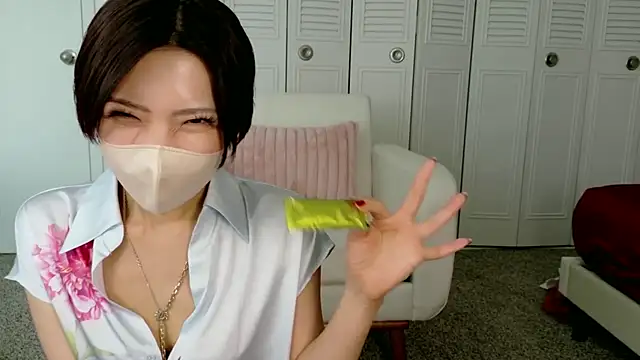 Snapshot of Naomi_00122 chatting on 05/09/26, 02:11 Naomi 00122 online show from 05/09/26, 02:11