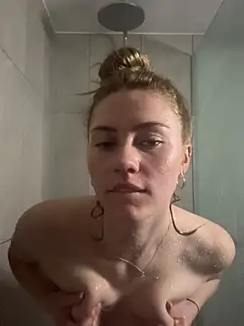 Snapshot of daisycollins chatting on 07/10/26, 01:03 daisycollins online show from 07/10/26, 01:03