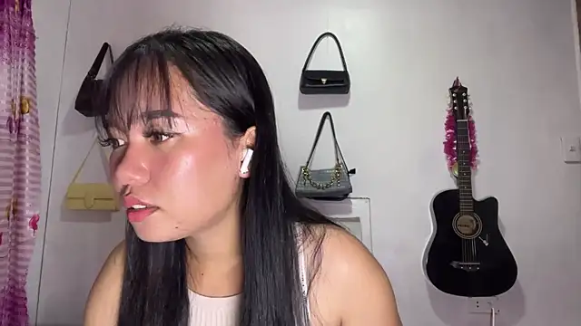 PeggieUrteaga online show from 05/05/26, 03:09