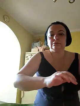 Snapshot of EmmaEmmy40 chatting on 06/24/26, 03:44 EmmaEmmy40 online show from 06/24/26, 03:44