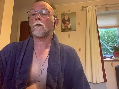 Snapshot of Moonraker64 chatting on 06/22/26, 04:42 Moonraker64 online show from 06/22/26, 04:42
