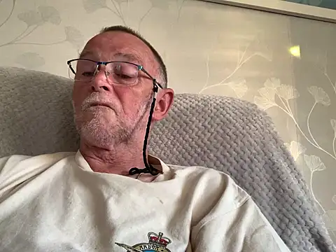 Snapshot of Moonraker64 chatting on 07/11/26, 07:27 Moonraker64 online show from 07/11/26, 07:27