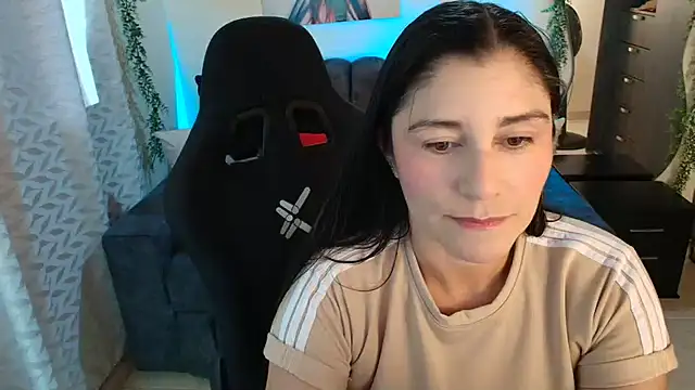 Snapshot of LUCYMILF_SEXY chatting on 06/09/26, 05:57 LUCYMILF SEXY online show from 06/09/26, 05:57