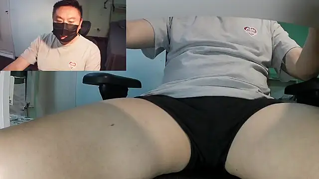 Snapshot of mrcake666 chatting on 05/26/26, 12:45 mrcake666 online show from 05/26/26, 12:45