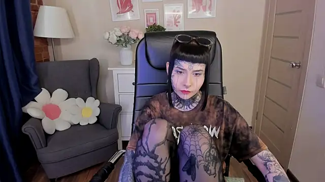 Snapshot of Bloood__Mary chatting on 06/19/26, 11:36 Bloood Mary online show from 06/19/26, 11:36