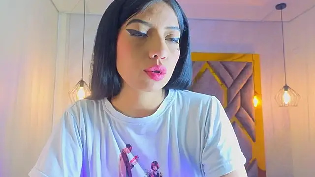 Snapshot of Ey_Im_simone_ chatting on 05/15/26, 12:01 Ey Im simone online show from 05/15/26, 12:01