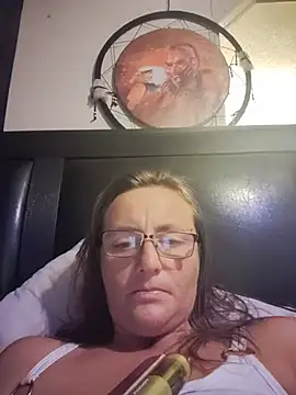 Snapshot of Queenle91 chatting on 05/16/26, 12:18 Queenle91 online show from 05/16/26, 12:18