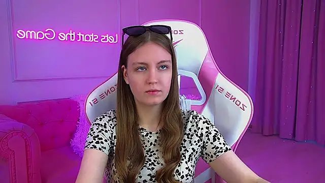 Snapshot of SofiaSarvains chatting on 05/18/26, 06:08 SofiaSarvains online show from 05/18/26, 06:08