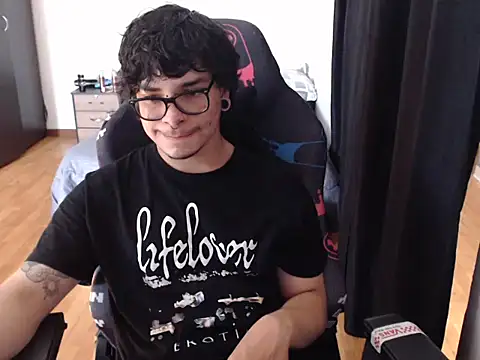 Snapshot of lilgothboy chatting on 05/20/26, 01:17 lilgothboy online show from 05/20/26, 01:17