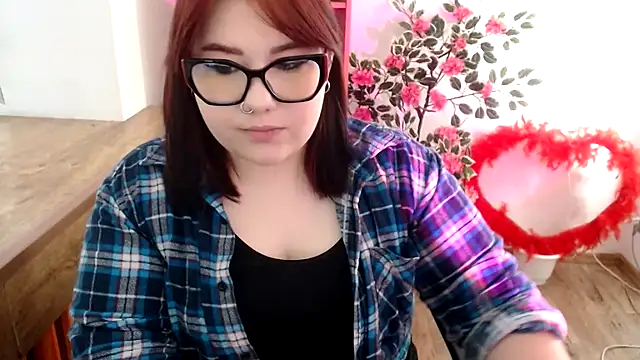 Snapshot of KarolinasHot chatting on 06/14/26, 01:24 KarolinasHot online show from 06/14/26, 01:24