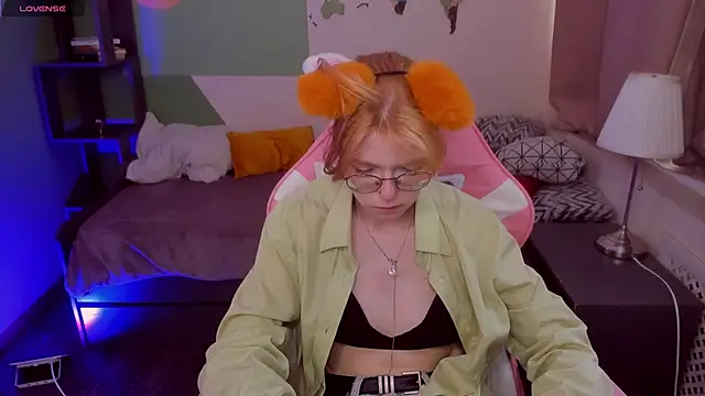 Snapshot of FoxxyyPolly chatting on 06/20/26, 05:32 FoxxyyPolly online show from 06/20/26, 05:32
