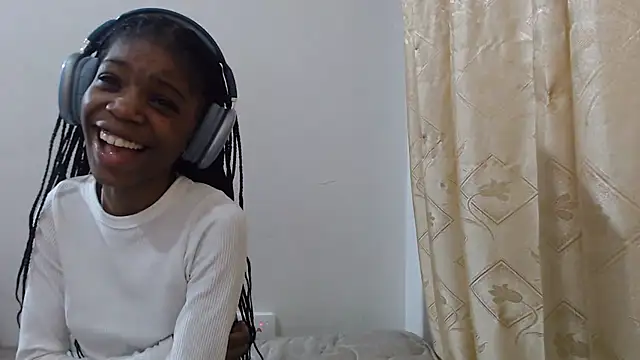 Snapshot of PetiteBarbie_05 chatting on 07/16/26, 04:51 PetiteBarbie 05 online show from 07/16/26, 04:51