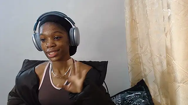 Snapshot of PetiteBarbie_05 chatting on 07/23/26, 06:22 PetiteBarbie 05 online show from 07/23/26, 06:22