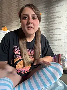 Snapshot of Hazel_Haze chatting on 07/17/26, 11:42 Hazel Haze online show from 07/17/26, 11:42