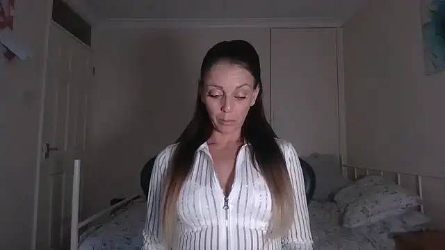 Snapshot of LouiseLovell chatting on 05/17/26, 07:21 LouiseLovell online show from 05/17/26, 07:21