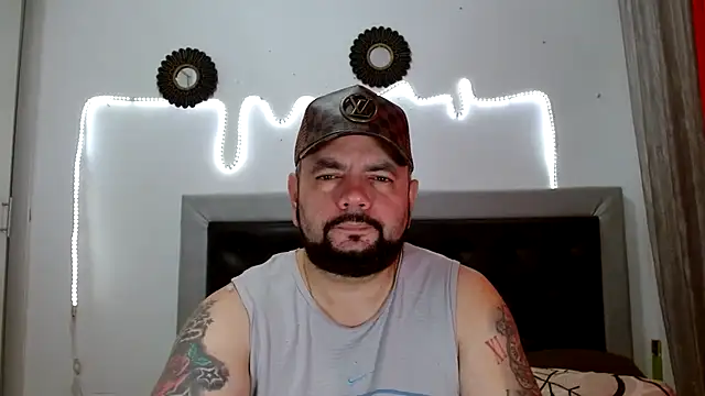 Snapshot of perverseveteranmanxxx chatting on 09/20/25, 01:45 perverseveteranmanxxx online show from 09/20/25, 01:45