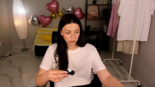Snapshot of Lilian_Iris chatting on 05/20/26, 01:28 Lilian Iris online show from 05/20/26, 01:28
