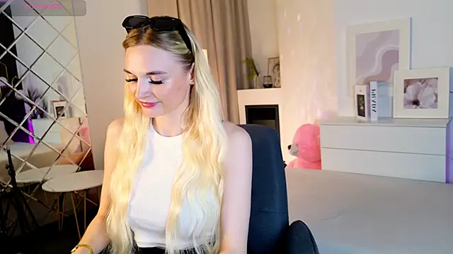 Snapshot of Mila__Lux chatting on 06/02/26, 09:06 Mila Lux online show from 06/02/26, 09:06