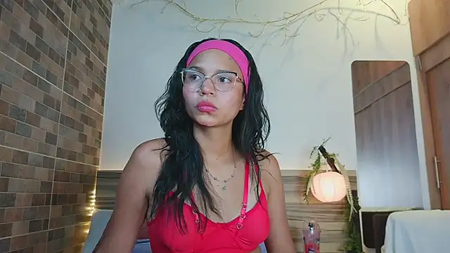 Snapshot of Evalune_ chatting on 06/18/26, 11:20 Evalune online show from 06/18/26, 11:20